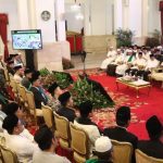 Presiden Jokowi foto bersama dengan para kiai (Gambar:Liputan6.com)