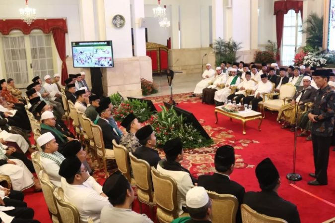 Presiden Jokowi foto bersama dengan para kiai (Gambar:Liputan6.com)