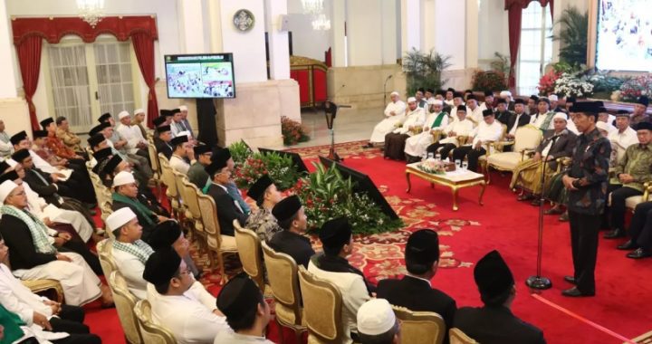 Presiden Jokowi foto bersama dengan para kiai (Gambar:Liputan6.com)