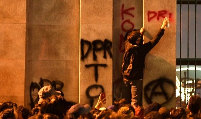 Oknum pengunjuk rasa mencoret pagar kompleks Parlemen di Jakarta
