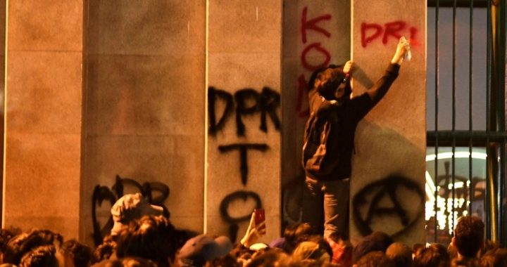 Oknum pengunjuk rasa mencoret pagar kompleks Parlemen di Jakarta