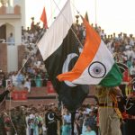 Personel Pasukan Keamanan Perbatasan India dan Pasukan Pakistan dalam upacara Pemukulan Beating di Kashmir