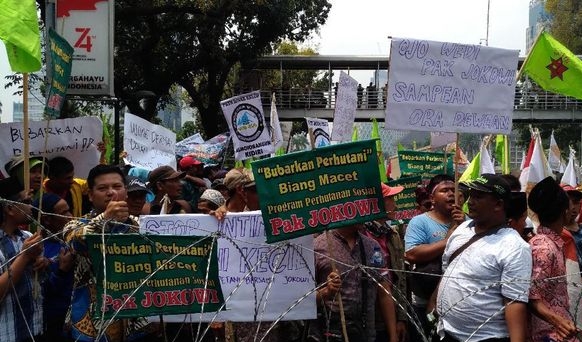 Demo Petani di depan Istana Merdeka