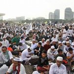 Peserta Reuni 212 sedang mendengarkan sambutan-sambutan dari panitia Reuni 212 di Monas