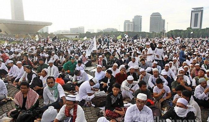 Peserta Reuni 212 sedang mendengarkan sambutan-sambutan dari panitia Reuni 212 di Monas